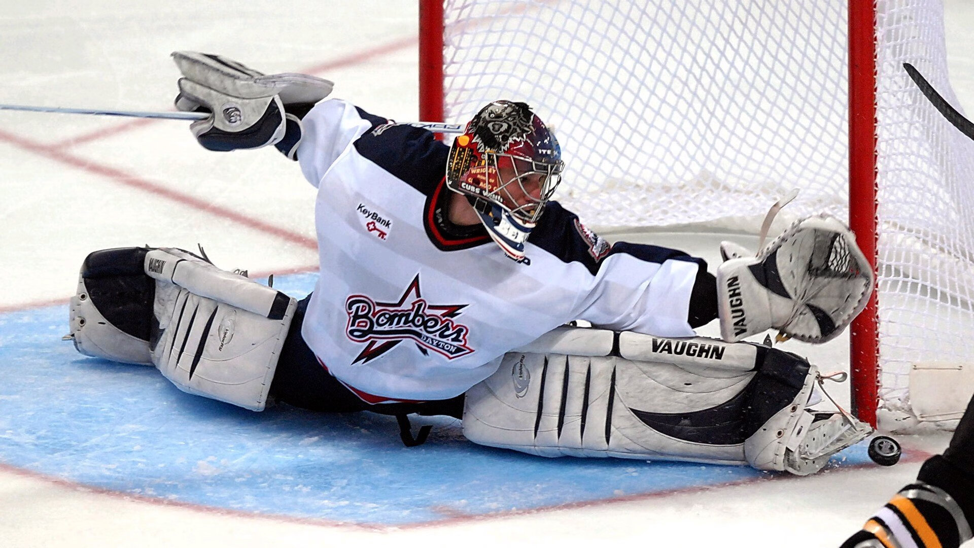 赛道上的极速与屏幕前的激情,贝恩F1揭幕战之夜全程高能输出